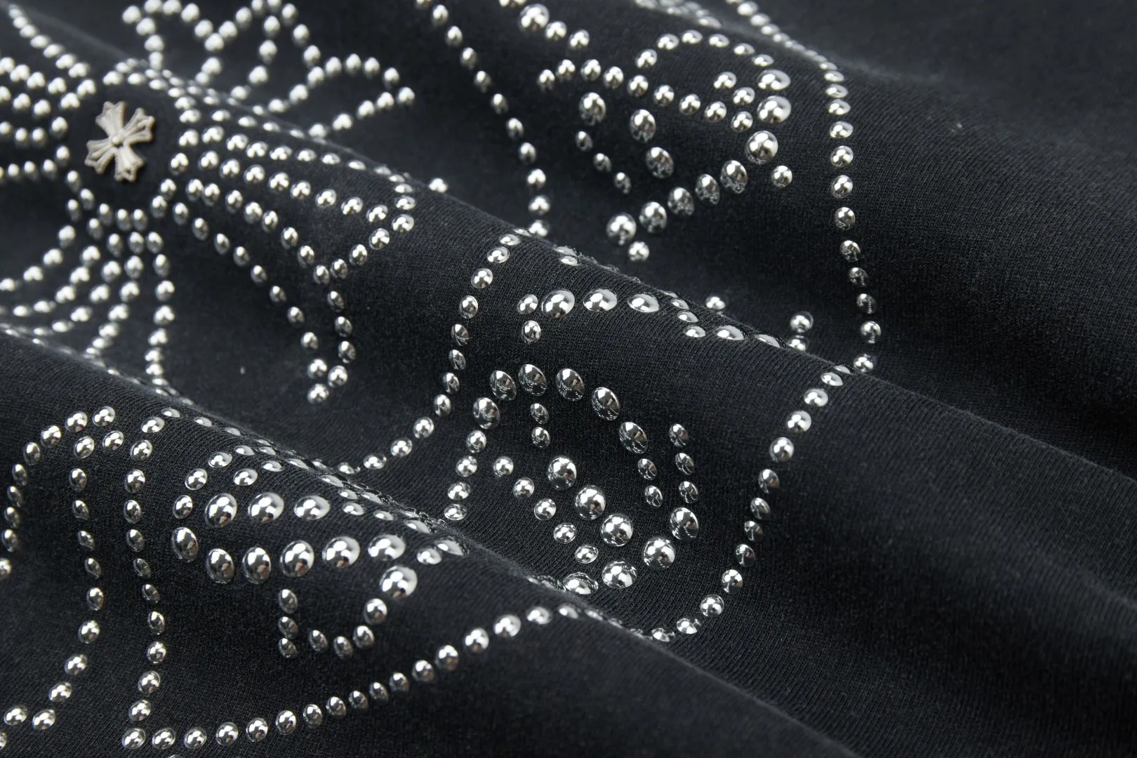🅿️230 ✨CH✨🆕25SS spring and summer new style ✝Fresh rhinestone short sleeves Light luxury essential item for daily commuting for men and women Correct version Welcome to compare Detailed features · 280g 100% pure cotton double yarn jersey fabric · Custom dyed in the same vat, special thickened 32 count double-ply 1X1 thread · Imported Australian pearlescent diamonds✝patterns➕hardware nuts are stamped at high temperature. Ready-made garments are dyed, then faded, fried snowflakes and frayed, then washed to make them look old. General washing improves the effect · Double-needle stitching and seam-crossing process · Original main mark washed tag brand moisture-proof paper packaging Color: black/gray/orange/blue Size: S/M/L/XL